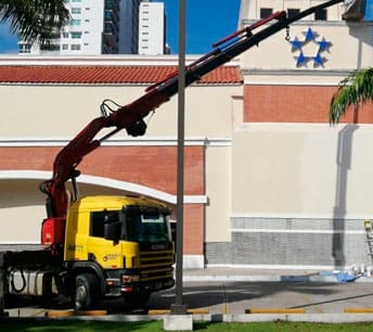 Grúas en alquiler en Panamá camión con canasta de 20 metros
