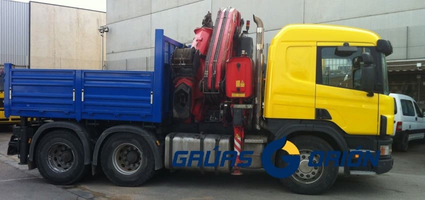 Tractora con grúa hidráulica