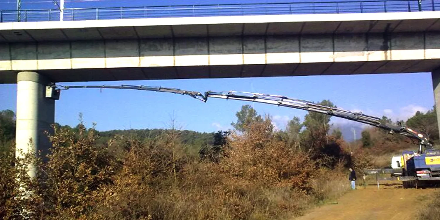 trailer con grua articulada