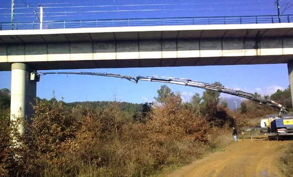 trailer con grua articulada