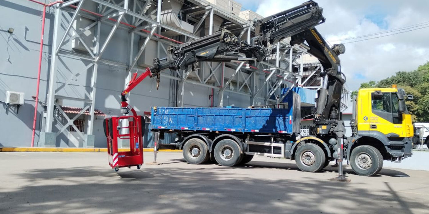 camion con cesta elevadora