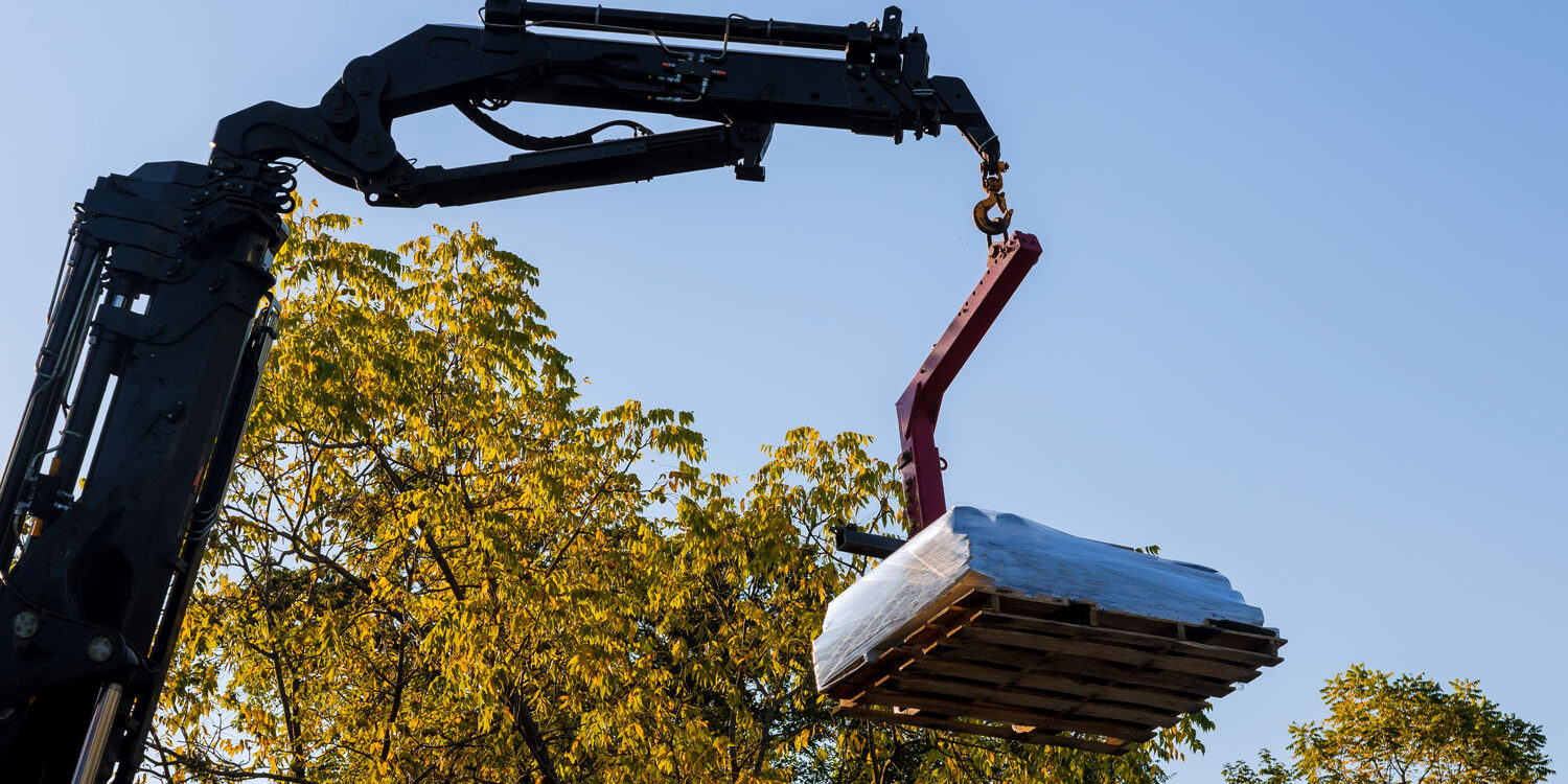 Usos de las pinzas portapalets en las elevaciones con grúas