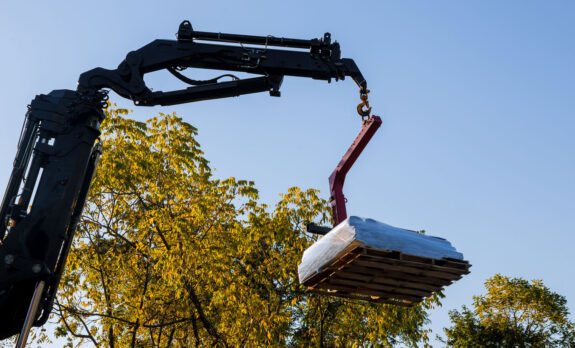 Usos de las pinzas portapalets en las elevaciones con grúas