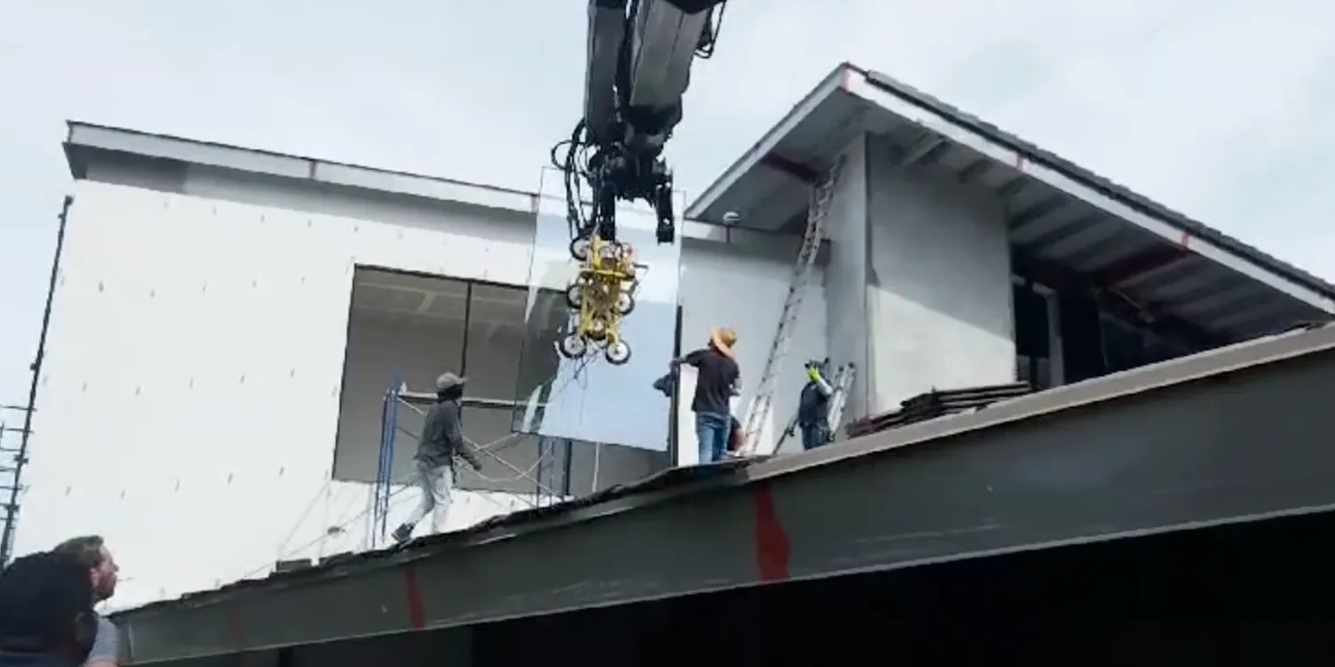 Elevación de vidrio con grúas