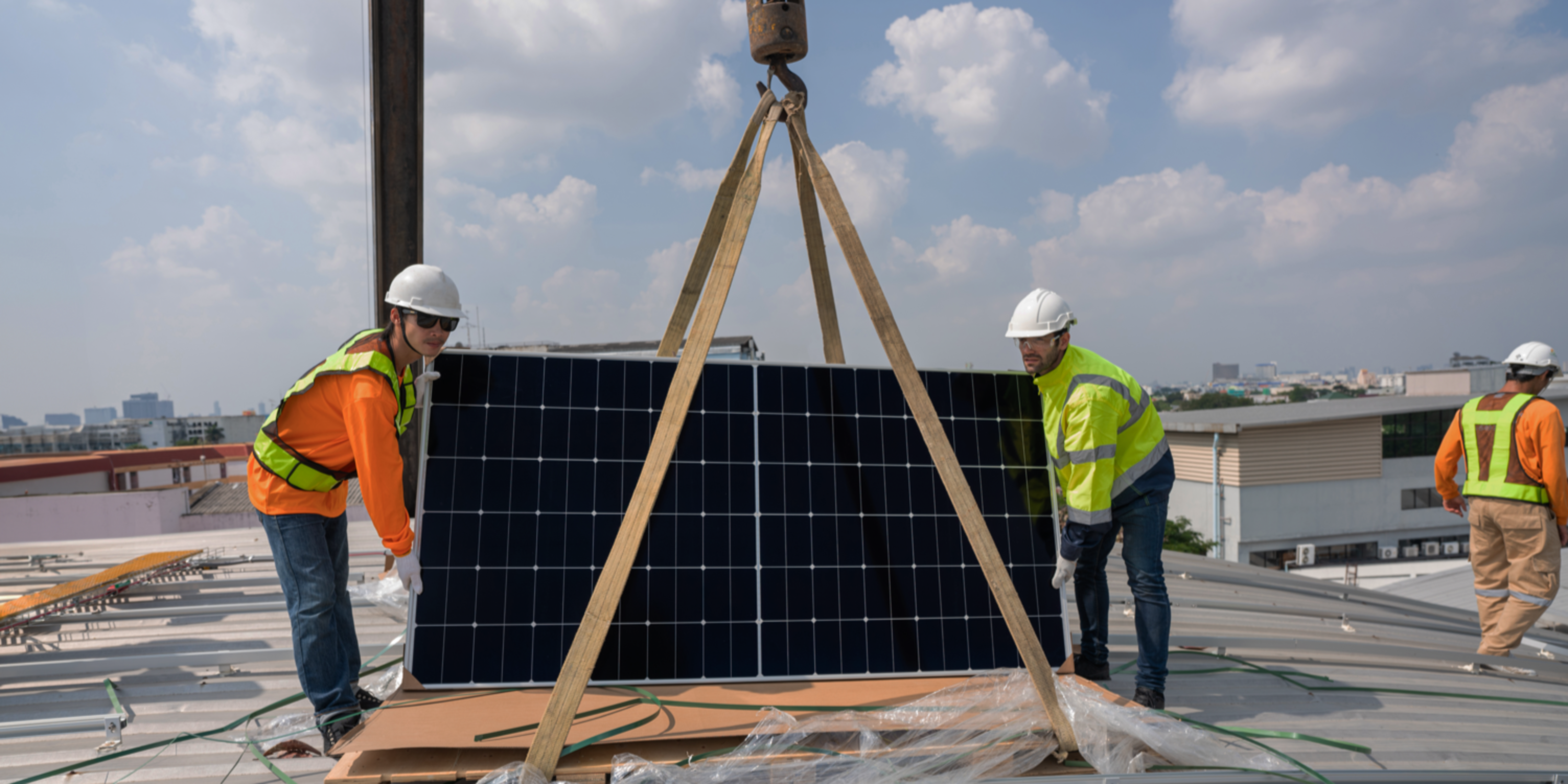Importancia de las grúas en las instalaciones solares