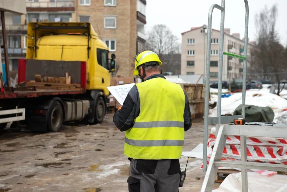 construction-manager-working-on-building-site-2025-03-08-09-23-37-utc copia grúa trabajando bajo lluvia y viento en Panamá