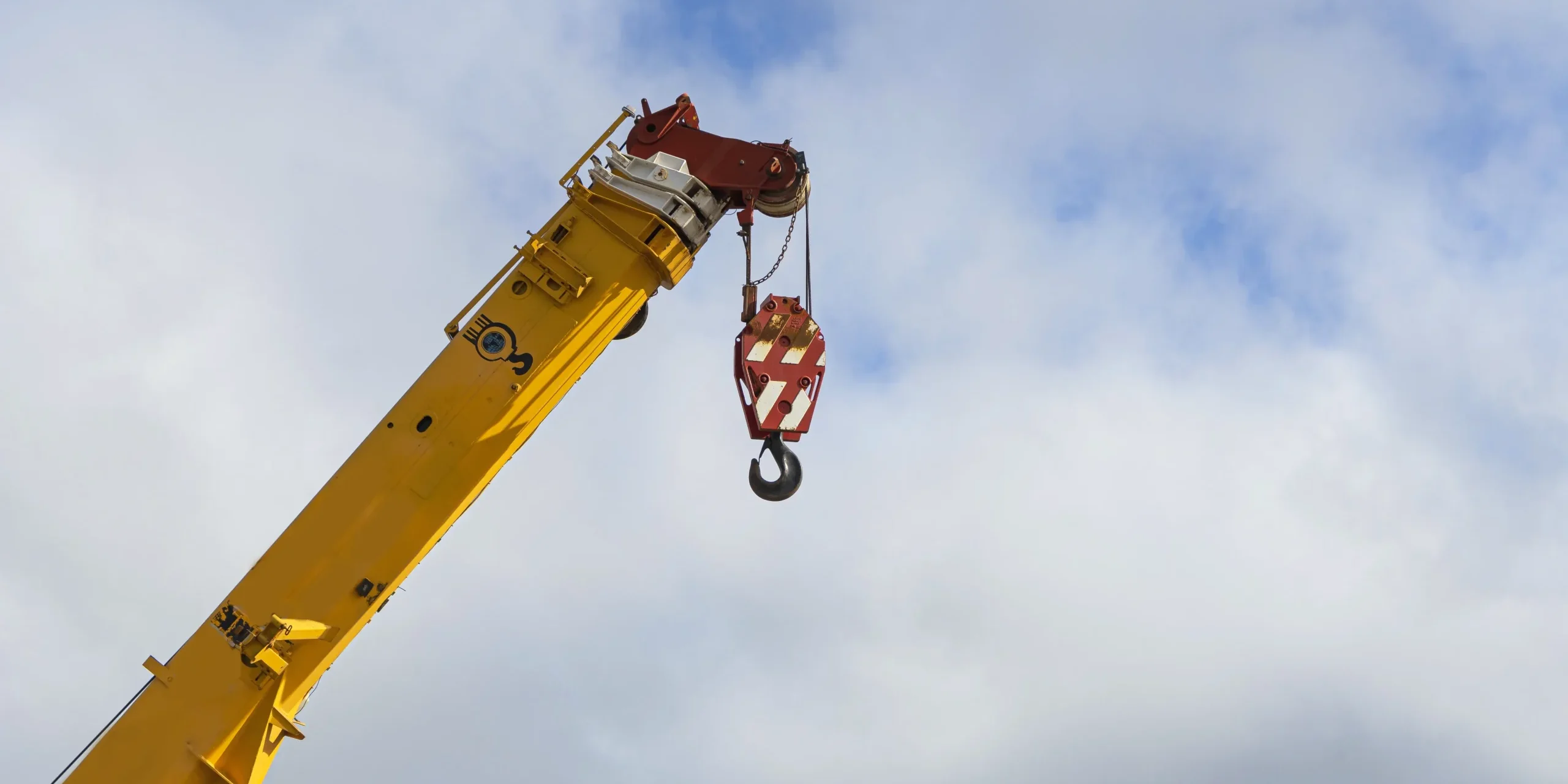 low-angle-shot-of-a-construction-crane-against-the-2025-02-02-11-56-54-utc copia Grúa móvil de Grúas Orion operando en una obra en Punta Cana