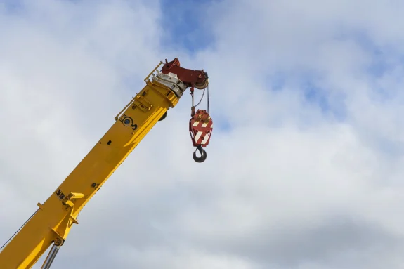 low-angle-shot-of-a-construction-crane-against-the-2025-02-02-11-56-54-utc copia Grúa móvil de Grúas Orion operando en una obra en Punta Cana