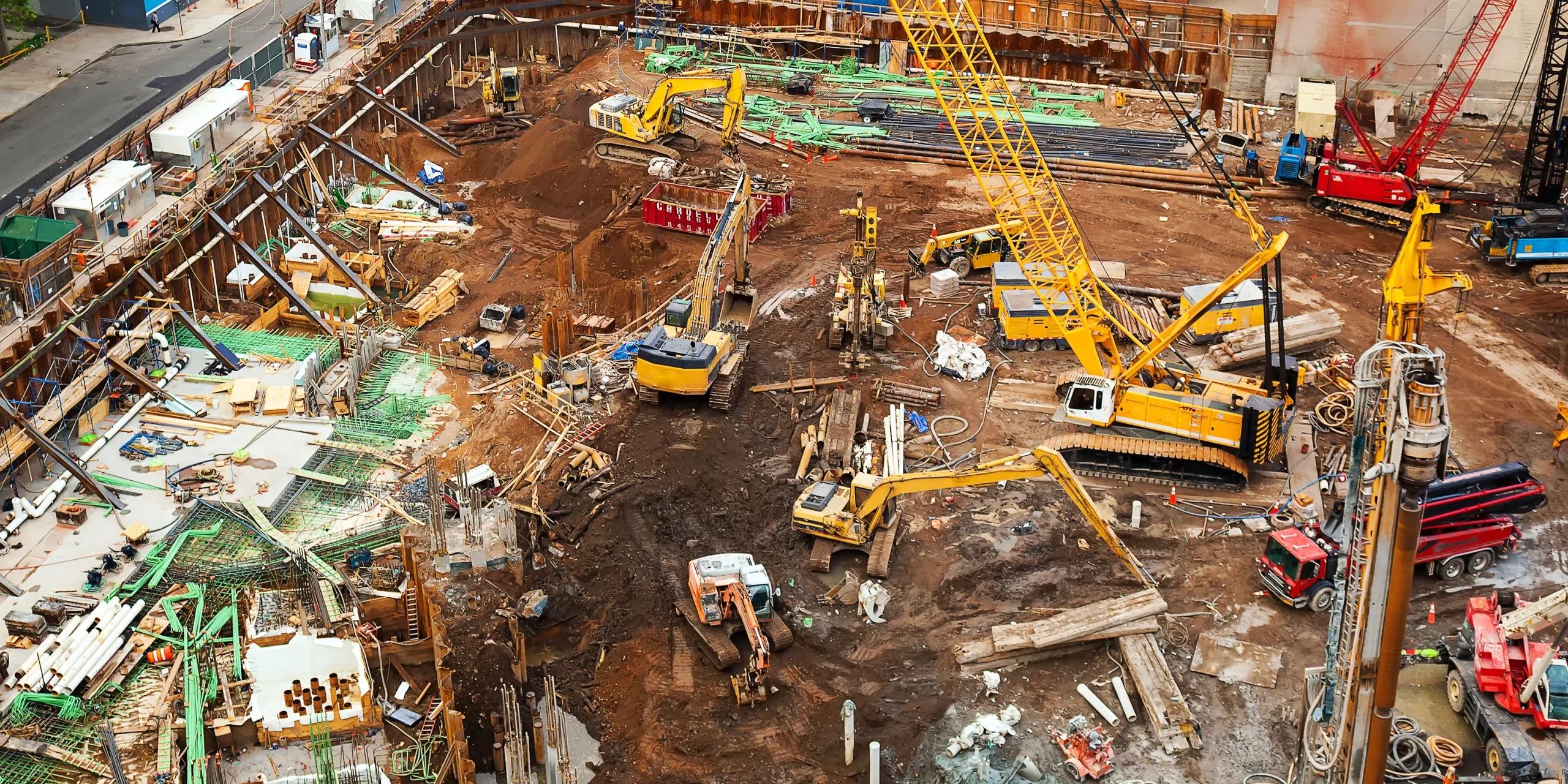 construction-site-with-machinery-in-new-york-2026-01-09-01-12-29-utc Grúas y maquinaria pesada operando en una gran obra de infraestructura, reflejando los desafíos comunes en proyectos de gran escala en Centroamérica.