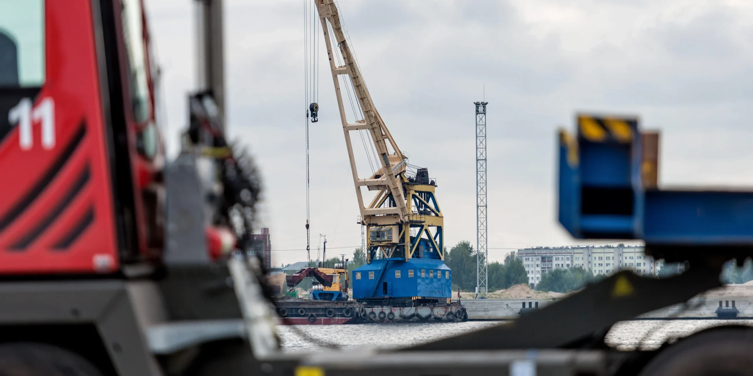 Grúas en los puertos de Panamá trabajando con estructura industrial y agua al fondo