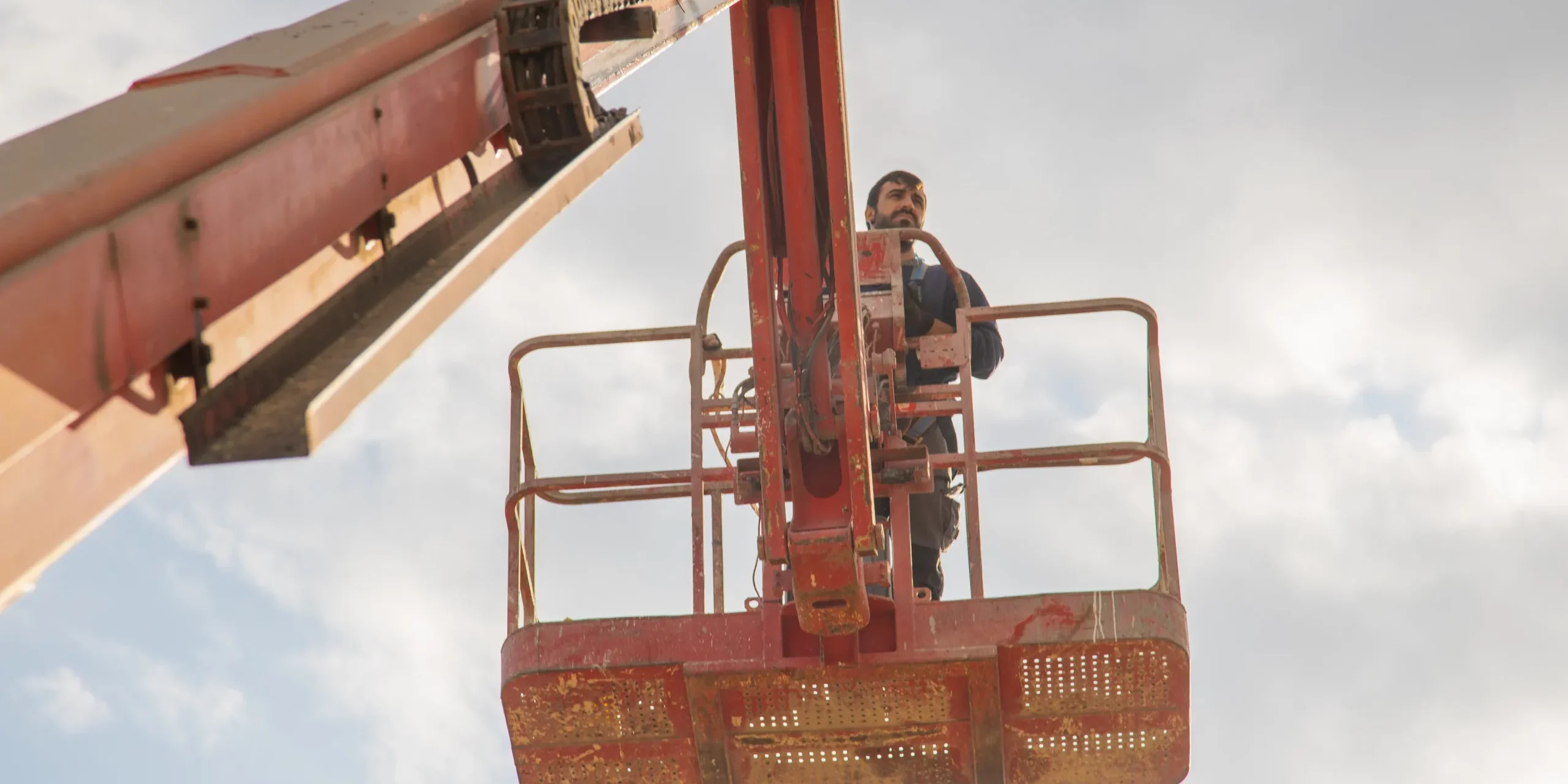 Elevación de personas con camión grúa en Dominicana mediante canastilla para trabajos en altura en República Dominicana.