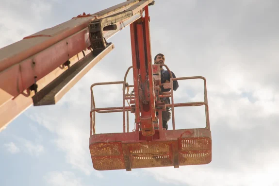 Elevación de personas con camión grúa en Dominicana mediante canastilla para trabajos en altura en República Dominicana.