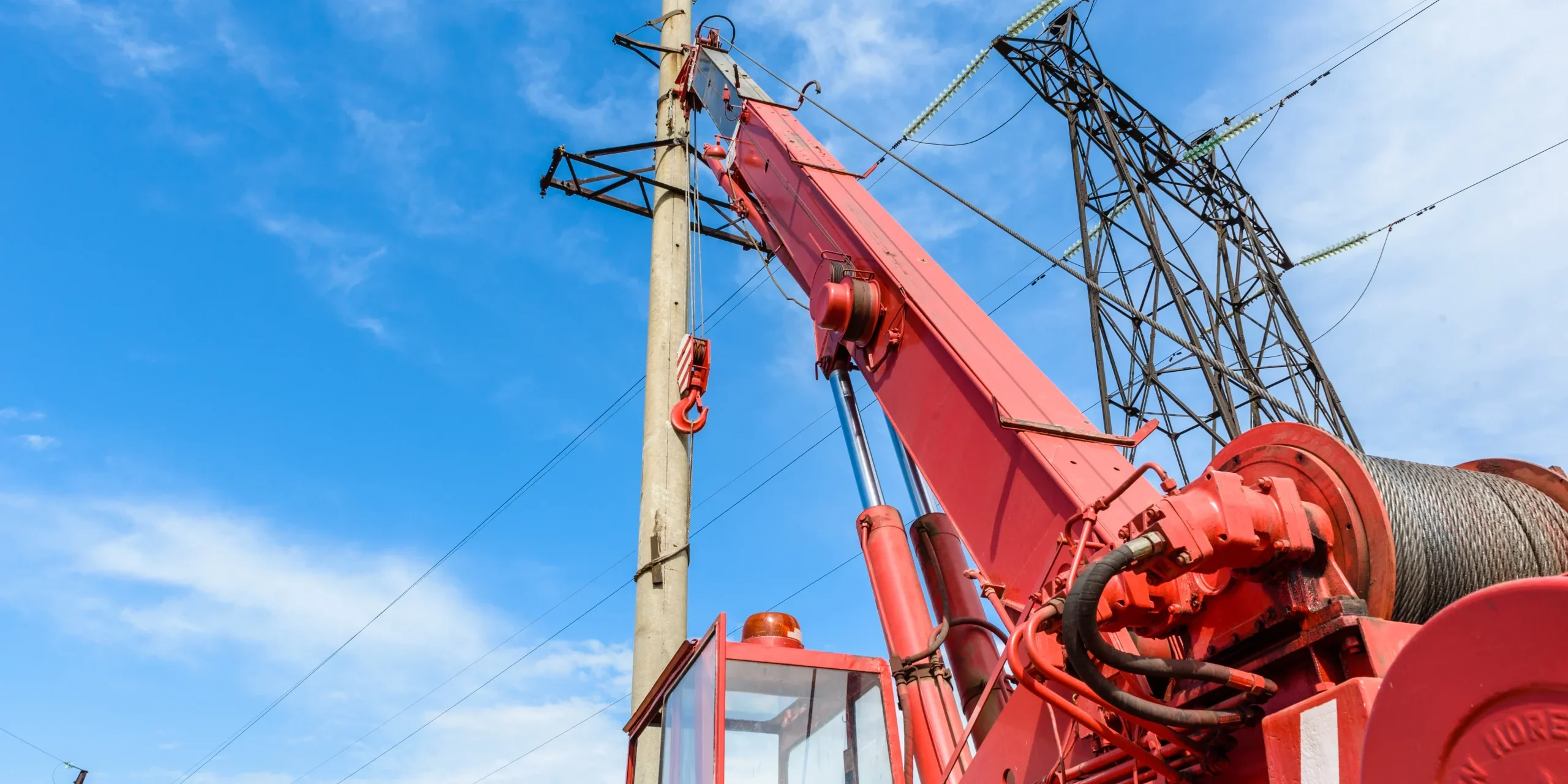 montaje de torres y antenas de telecomunicaciones con grúa