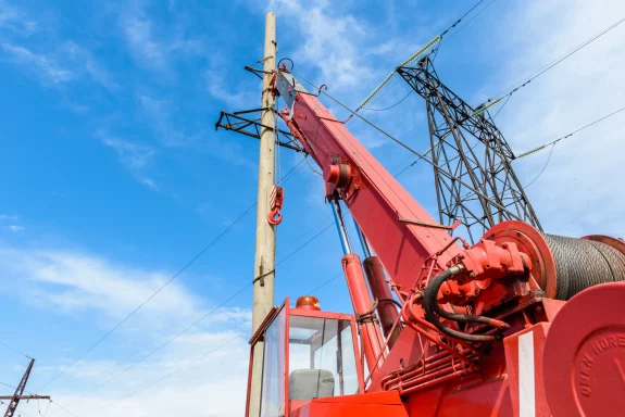 installation-of-column-for-high-voltage-electricit-2026-01-06-10-18-27-utc montaje de torres y antenas de telecomunicaciones con grúa