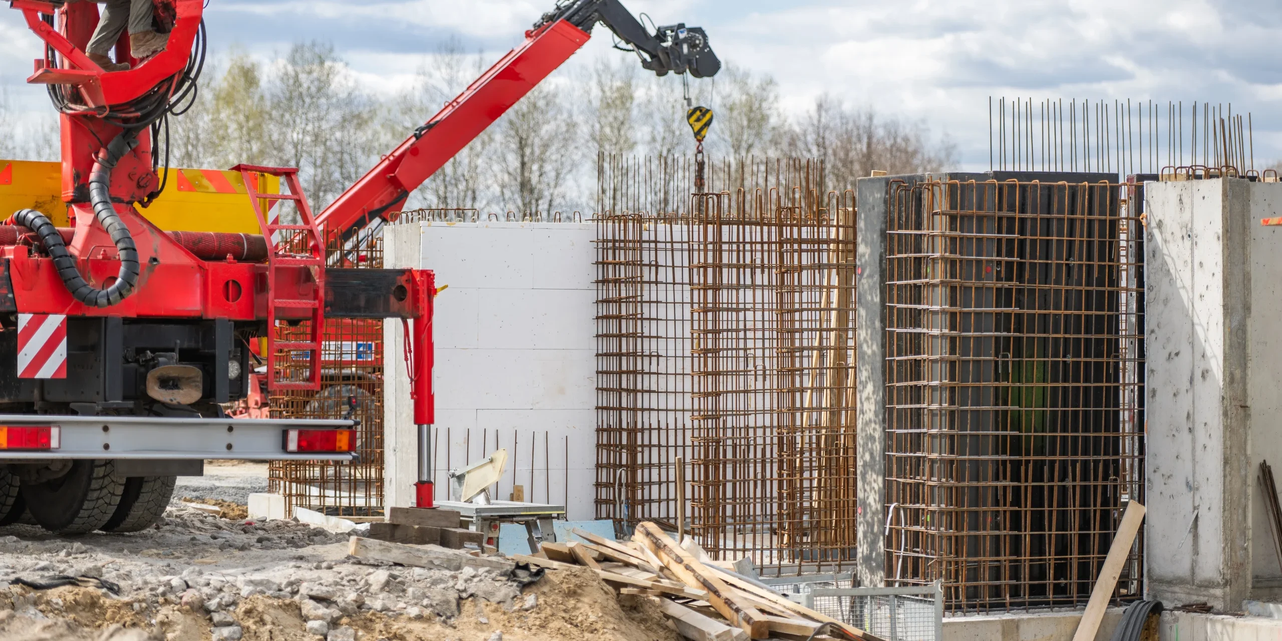 construction-site-with-crane-and-concrete-structur-2026-03-25-03-02-58-utc Camión grúa elevando maquinaria pesada durante mantenimiento industrial en República Dominicana