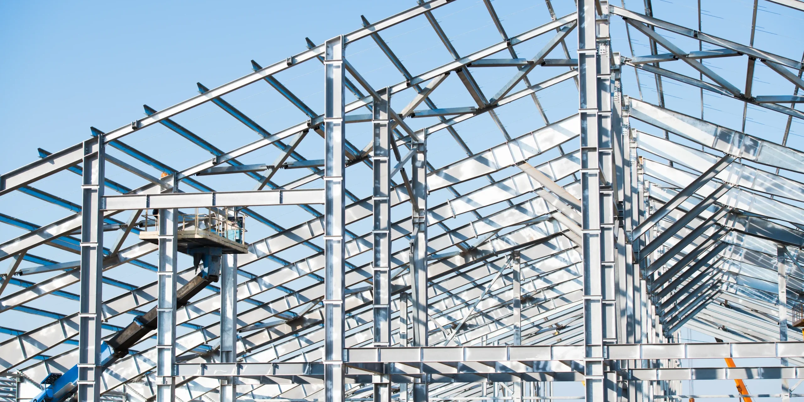 Ayuda de grúas para montaje de naves industriales en Panamá