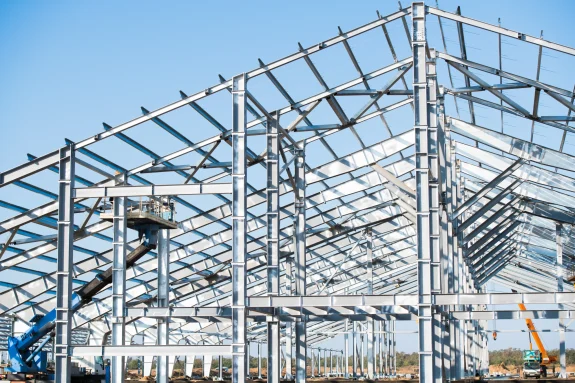 steel-frame-workshop-is-under-construction-against-2026-03-26-07-26-51-utc_11zon Ayuda de grúas para montaje de naves industriales en Panamá