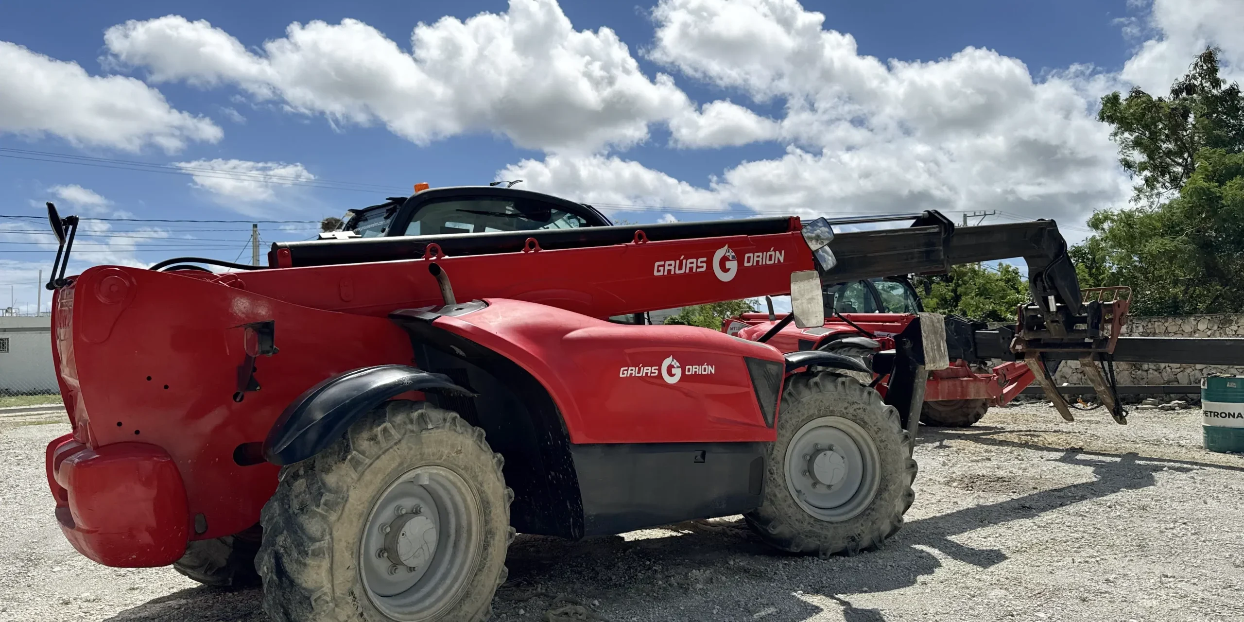 Telehandler en Panamá moviendo materiales en obra de construcción en Panamá