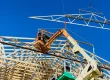 Montaje de estructuras prefabricadas con grúa durante la instalación de cerchas de cubierta