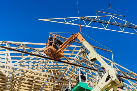 Montaje de estructuras prefabricadas con grúa durante la instalación de cerchas de cubierta