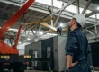 Grúa realizando trabajos de mantenimiento en plantas industriales en Panamá