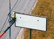 Grúas para instalar vallas publicitarias en Panamá durante el montaje de una valla junto a una carretera