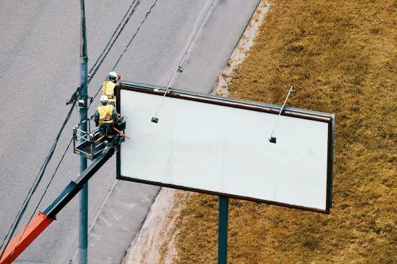 Grúas para instalar vallas publicitarias en Panamá durante el montaje de una valla junto a una carretera