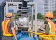 instalación de estaciones de bombeo en Panamá durante el izaje de una bomba industrial