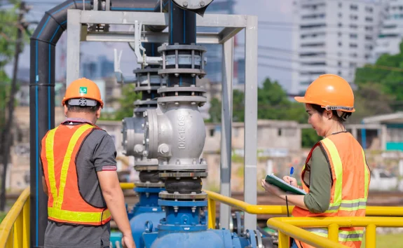 engineers-inspecting-industrial-pipeline-system-on-2026-03-24-04-47-10-utc instalación de estaciones de bombeo en Panamá durante el izaje de una bomba industrial