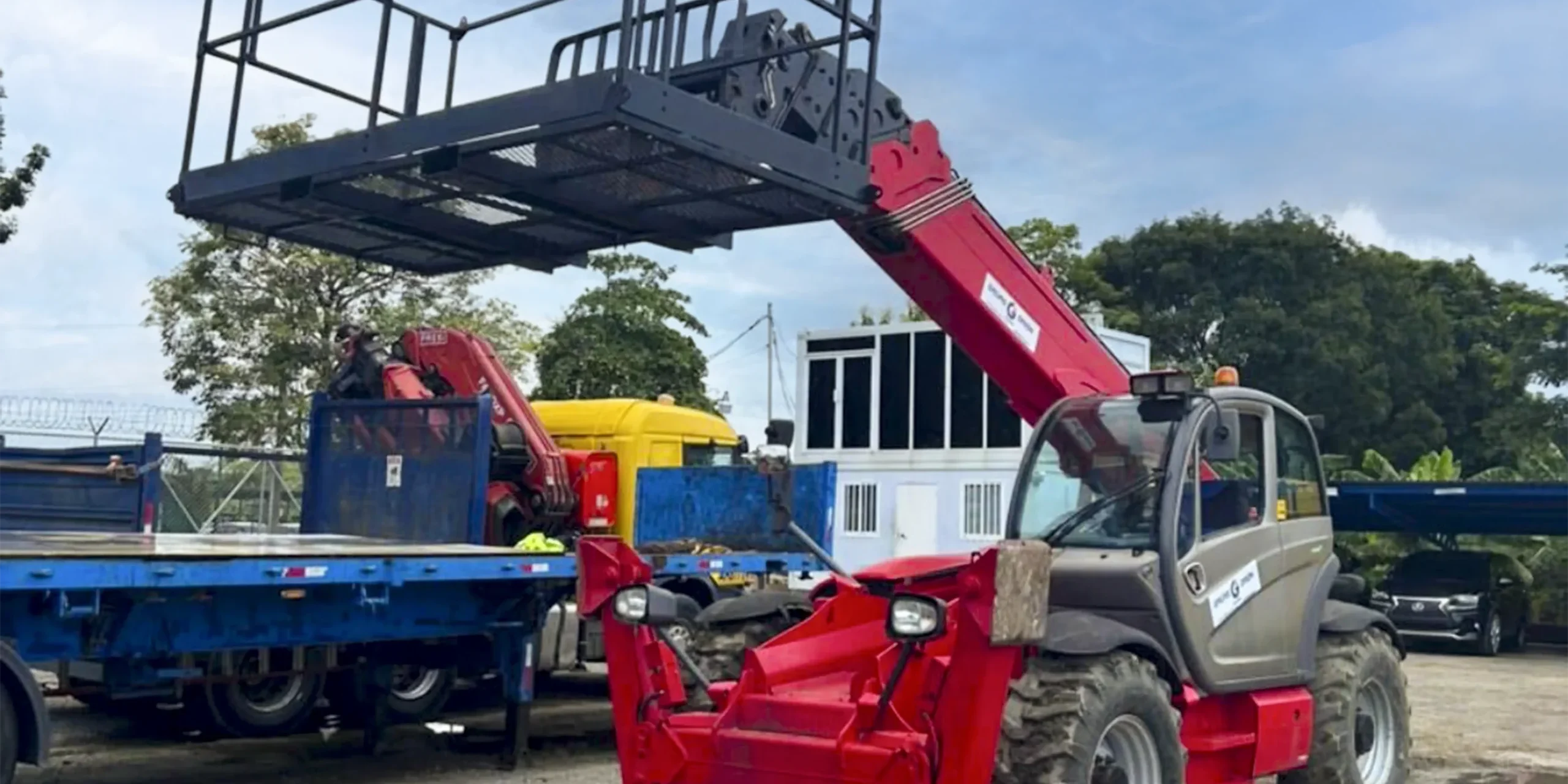Diferencias entre camión grúa y manipulador telescópico trabajando en una obra en Panamá