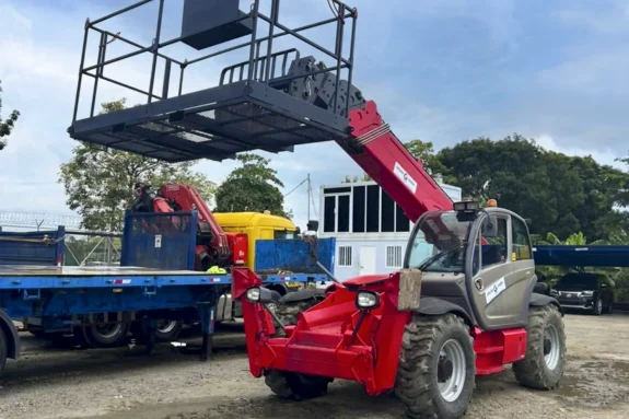 Diferencias entre camión grúa y manipulador telescópico trabajando en una obra en Panamá